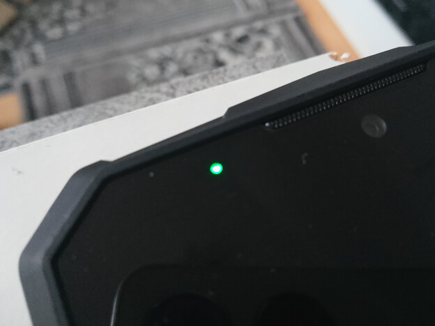 A Doogee Fire 7 Pro értesítési kijelzője. (Kép forrása: Sergey Tarasov - Notebookcheck)