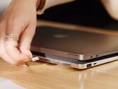 A Krafted Edge egy olyan power bank, amely úgy néz ki, mint egy vékony laptop.