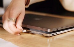 A Krafted Edge egy olyan power bank, amely úgy néz ki, mint egy vékony laptop.