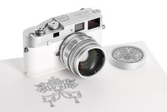 A Leica &quot;Pope Francis&quot; M-A 35 mm-es távolsági kereső egy egyedi példánya ennek a klasszikus, teljesen mechanikus filmes fényképezőgépnek. (Kép forrása: Leica)