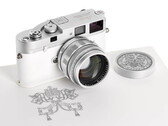 A Leica "Pope Francis" M-A 35 mm-es távolsági kereső egy egyedi példánya ennek a klasszikus, teljesen mechanikus filmes fényképezőgépnek. (Kép forrása: Leica)