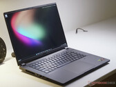 Az Aorus Master 16 Gen 2 az AMD Ryzen 9 9955HX3D processzort az Nvidia legerősebb laptopos GPU-i közül kettővel párosítja.