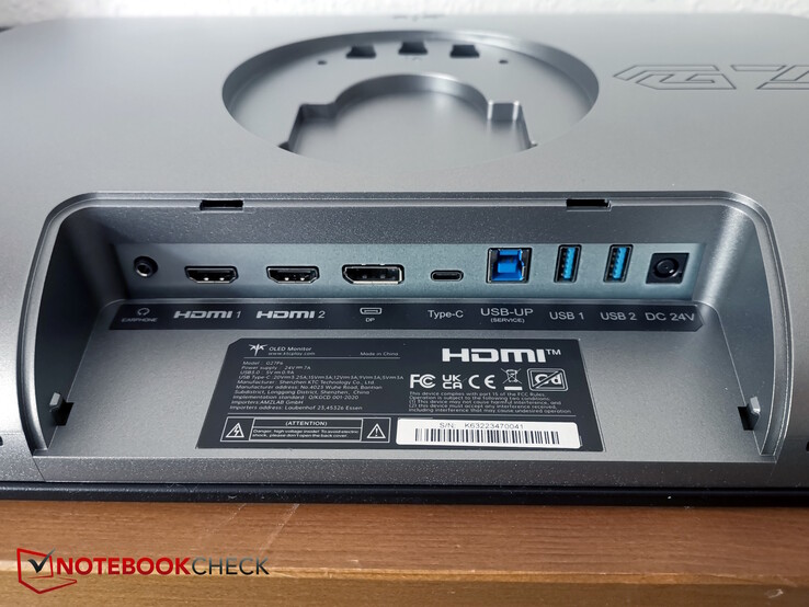 Balról: USB-C, USB-B Up, 2x USB-A, tápellátás