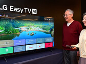 Az LG Easy TV távirányítóval és segédgombbal rendelkezik. (Kép forrása: LG Electronics)