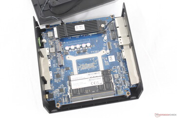 NucBox K12 belső részek. A kivehető M.2 WLAN kártya az elsődleges SSD alatt helyezkedik el