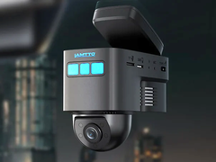 A Lamtto DC22 HD műszerfali kamera a járművezetők számára távoli járműbiztonsági riasztásokat biztosít a mobilhálózaton keresztül. (Kép forrása: Lamtto)