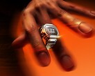 Egy személy, aki az ezüst színű Casio CRW-H001M-8 okosgyűrűs órát viseli az ujján, kiemelve annak kompakt digitális kijelzőjét és fém szerkezetét.