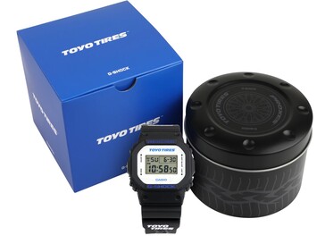 Casio G-Shock DW5600TT25-1 óra a kék Toyo Tires dobozával és egyedi fémdobozával.