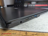 Laptop, amelyen két USB-C-csatlakozó mellett egy hengeres csatlakozó is található