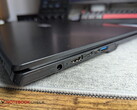 Laptop, amelyen két USB-C-csatlakozó mellett egy hengeres csatlakozó is található