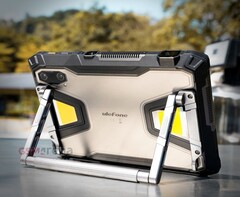 Az Ulefone Armor Pad 5 Ultra nehezebb, mint sok laptop. (Kép forrása: GSMArena)