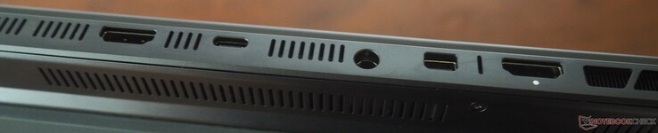 Hátul: HDMI 2.1, USB-C 4 (DP 2.1, 140 W PD), tápellátás, Mini-DisplayPort 2.1 (dGPU), HDMI 2.1 (dGPU)