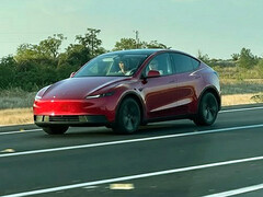 A Tesla Model Y Standard piros színben. (Kép forrása: Moose/X)