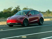 A Tesla Model Y Standard piros színben. (Kép forrása: Moose/X)
