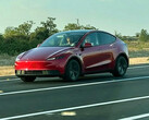 A Tesla Model Y Standard piros színben. (Kép forrása: Moose/X)