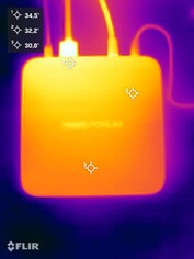 Minisforum AI X1 stressz teszt alatt (felső oldal)