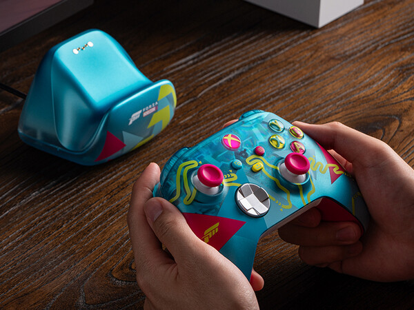 a 8BitDo Forza márkájú töltődokkolója tökéletesen illik az Xbox vezeték nélküli vezérlő Forza Horizon 6 Limited Editionhöz.