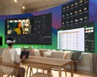 Egy felhasználó virtuális asztalt kezel a Apple Vision Pro headset segítségével (Kép forrása: Apple)