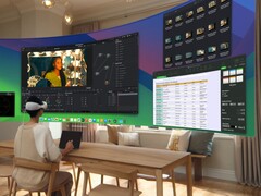 Egy felhasználó virtuális asztalt kezel a Apple Vision Pro headset segítségével (Kép forrása: Apple)