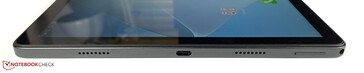 Jobbra: hangszóró, USB-C 2.0, hangszóró, hibrid SIM/microSD foglalat, 3,5 mm-es jack csatlakozó