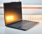 A Lenovo IdeaPad Slim 3 15Q8X10 a Qualcomm Snapdragon X-szel (kép forrása: Benjamin Herzig/Notebookcheck)