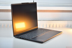 A Lenovo IdeaPad Slim 3 15Q8X10 a Qualcomm Snapdragon X-szel (kép forrása: Benjamin Herzig/Notebookcheck)