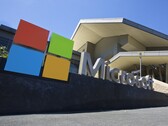 Microsoft felirat áll a vállalati kampusz épülete előtt