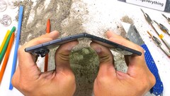 A Samsung Galaxy Z Fold8 a JerryRigEverything tartóssági tesztjén számos, az összecsukható készülékekre jellemző gyengeséget mutat, de a hajlítási tesztet sikeresen teljesíti.