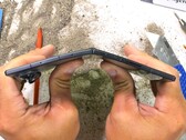 A Samsung Galaxy Z Fold8 a JerryRigEverything tartóssági tesztjén számos, az összecsukható készülékekre jellemző gyengeséget mutat, de a hajlítási tesztet sikeresen teljesíti.