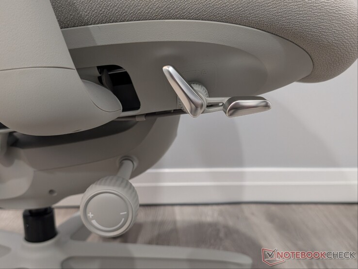 Visszahajlás, ülésmagasság-állítás és háttámla feszítőgomb.