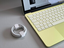 Európában csak egy USB-kábelt kap a dobozban.