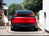 Model Y Performance feltöltés egy Tesla otthoni töltőn. (Kép forrása: Tesla)