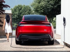 Model Y Performance feltöltés egy Tesla otthoni töltőn. (Kép forrása: Tesla)