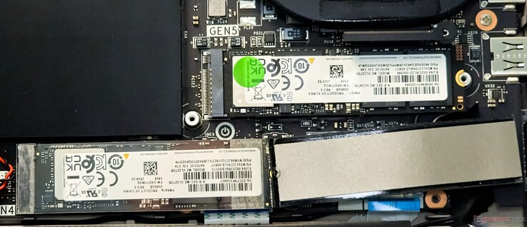 A Titan 18 HX AI 1x PCIe Gen5 és 3x PCIe Gen4 NVMe bővítőhelyekkel rendelkezik