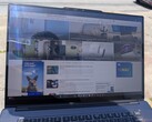 A Lenovo Pro 9 16 Aura extra fényes kijelzője más laptopokhoz képest jobban használható a szabadban is
