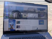 A Lenovo Pro 9 16 Aura extra fényes kijelzője más laptopokhoz képest jobban használható a szabadban is