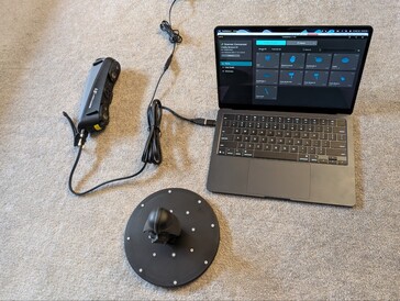 Sermoon S1 csatlakoztatva egy MacBook Air-hez a Creality lemezjátszóhoz (külön megvásárolható)