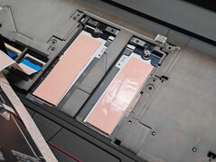 Két további SSD-hely a billentyűzet alatt