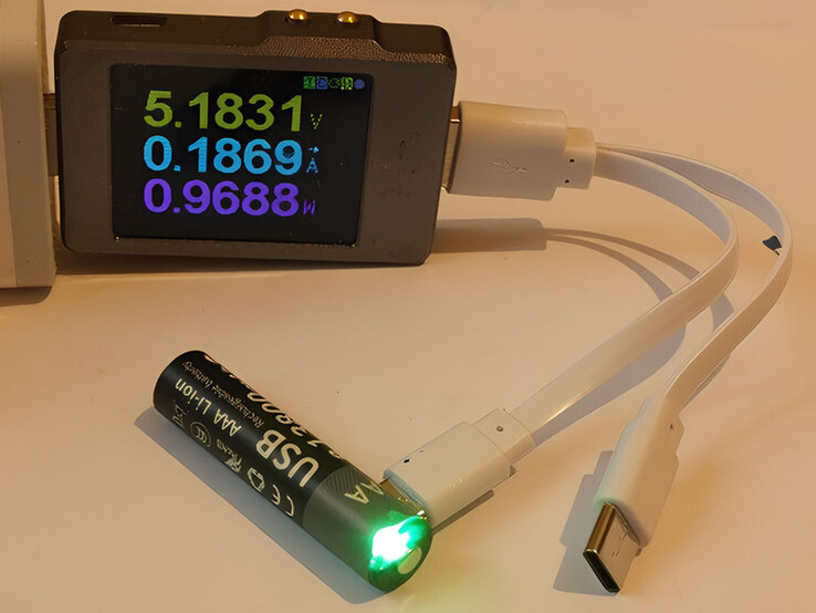 Töltés 0,99 W-os teljesítményen. Ilyen sebesség mellett egy 13 800 mAh-ás, 1,5 V-os akkumulátor feltöltése 20 órát venne igénybe. A kép felbontása az iloveimg.com segítségével növelve