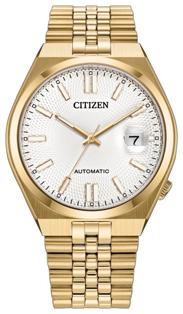 A Citizen Tsuyosa 60 automata karóra arany színű rozsdamentes acél tokjával és Jubilee stílusú karkötőjével, fehér guilloché mintázatú számlappal és ciklopos dátumnagyítóval.