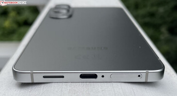 Alul: hangszóró, USB-C 3.2 Gen.1, mikrofon, dual-SIM