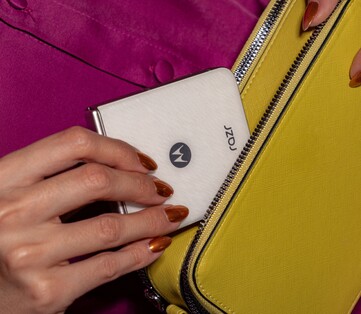 Motorola Razr 2025 Pantone Lightst Sky színben. (Kép forrása: Motorola)