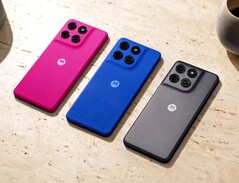 A Moto G77 Power hátsó burkolata rózsaszín, kék vagy szürke színben kapható.