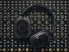 A Nothing Headphone (1) Pro oldalanként három meghajtóval, adaptív ANC-vel és akár 68 órás akkumulátor-üzemidővel rendelkezik.