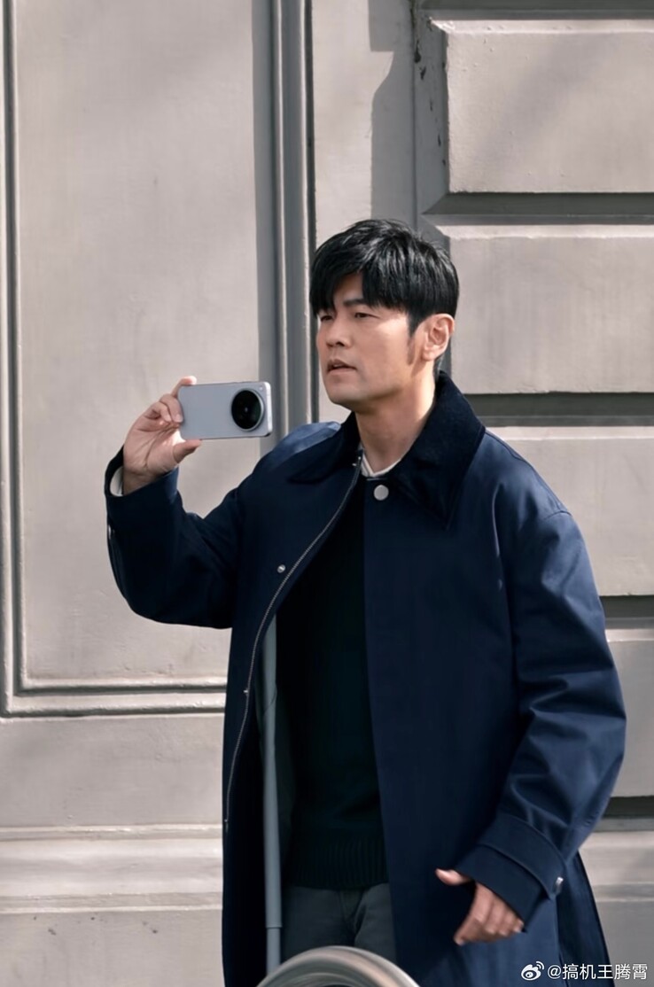 Az X500 Pro Max Chou kezében egy reklámfotózáson