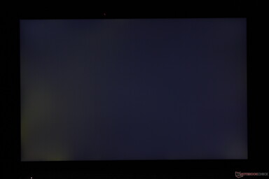 Fény-közepes mértékű egyenetlen háttérvilágítás az alsó sarkok mentén