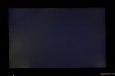 Fény-közepes mértékű egyenetlen háttérvilágítás az alsó sarkok mentén