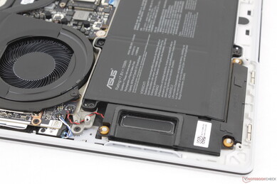 Összesen 6 integrált hangszóró (2x felfelé irányuló magas hangszóró, 4x mélysugárzó)