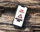 az iPhone képernyőjén tartósan alacsony adattöltöttségre figyelmeztető üzenet jelenik meg. (Kép forrása: Arpit Brandings via Pexels, módosítva)
