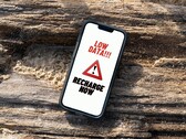 az iPhone képernyőjén tartósan alacsony adattöltöttségre figyelmeztető üzenet jelenik meg. (Kép forrása: Arpit Brandings via Pexels, módosítva)